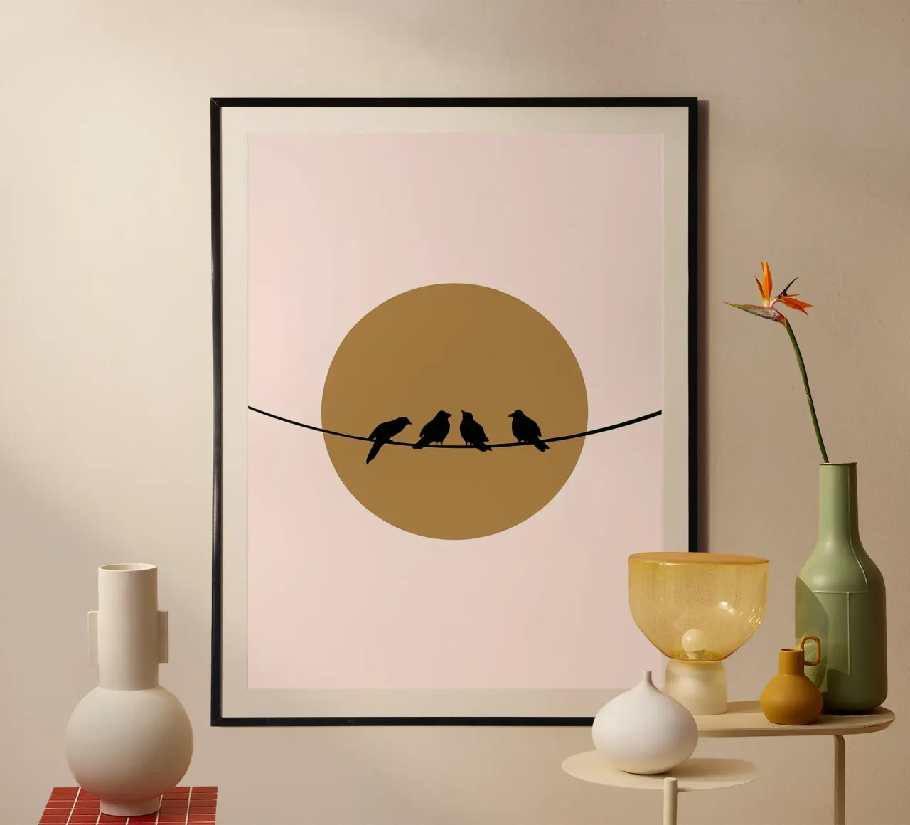 Uccelli su un filo poster con telaio in legno da Maria Maier