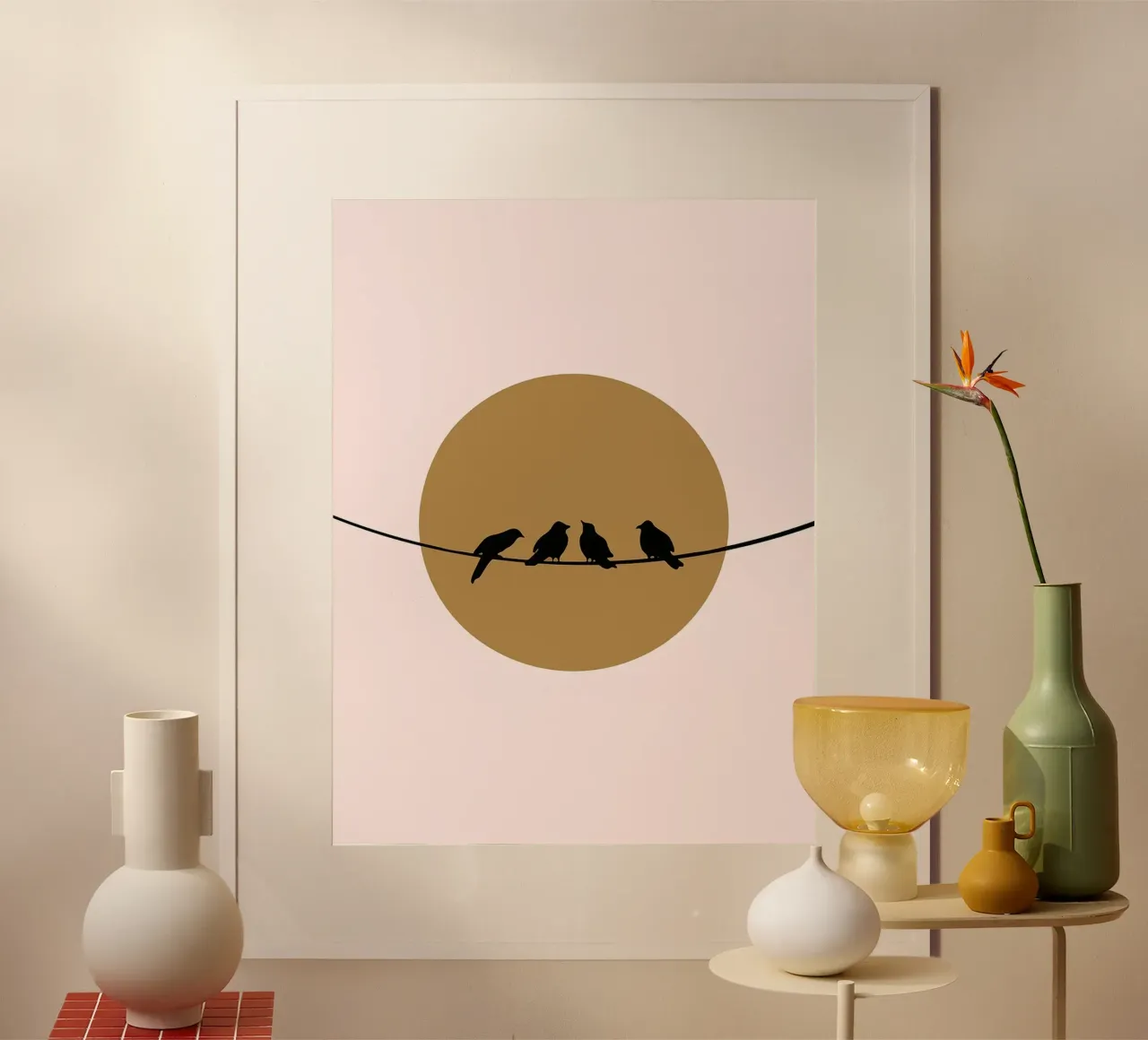Uccelli su un filo poster con telaio in legno da Maria Maier