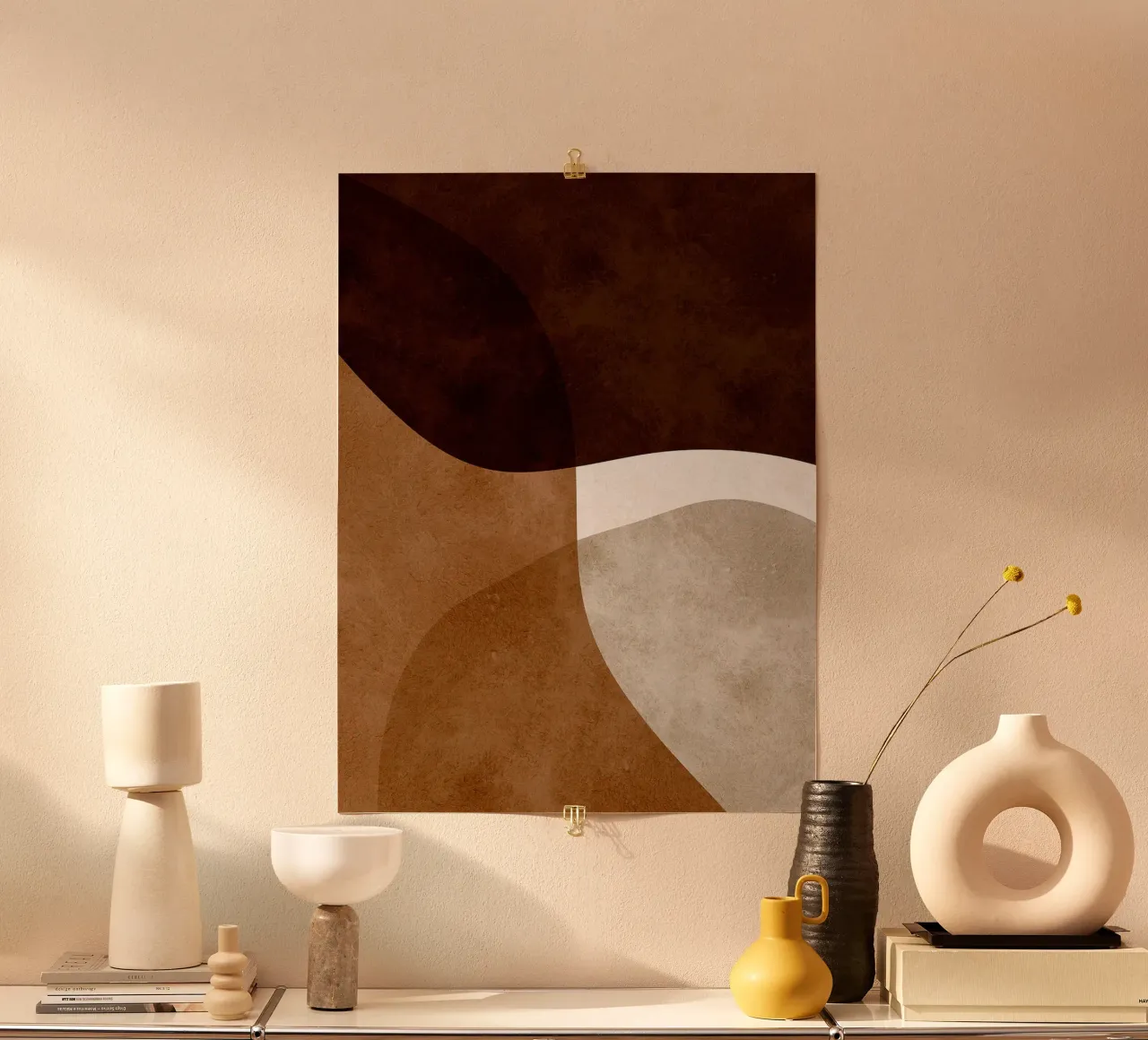Arte astratta in bianco e marrone poster con telaio in plastica da Leon Franke
