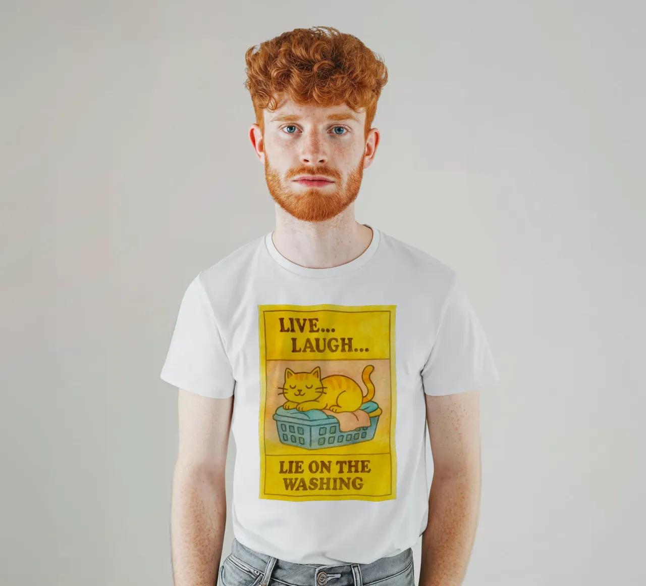 funny lazy cat live laugh lie on the washing camiseta de tanabaroo