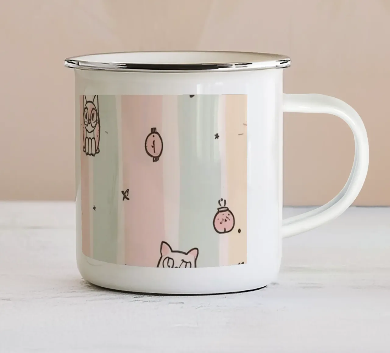 Gatti carini dei cartoni animati su sfondo a righe tazza in smalto da DesignDoodle