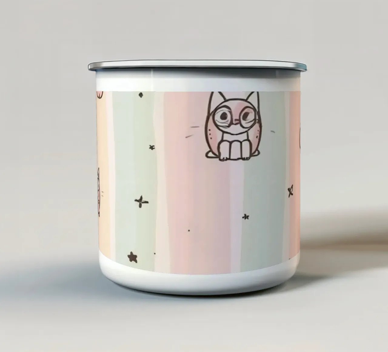 Gatti carini dei cartoni animati su sfondo a righe tazza in smalto da DesignDoodle