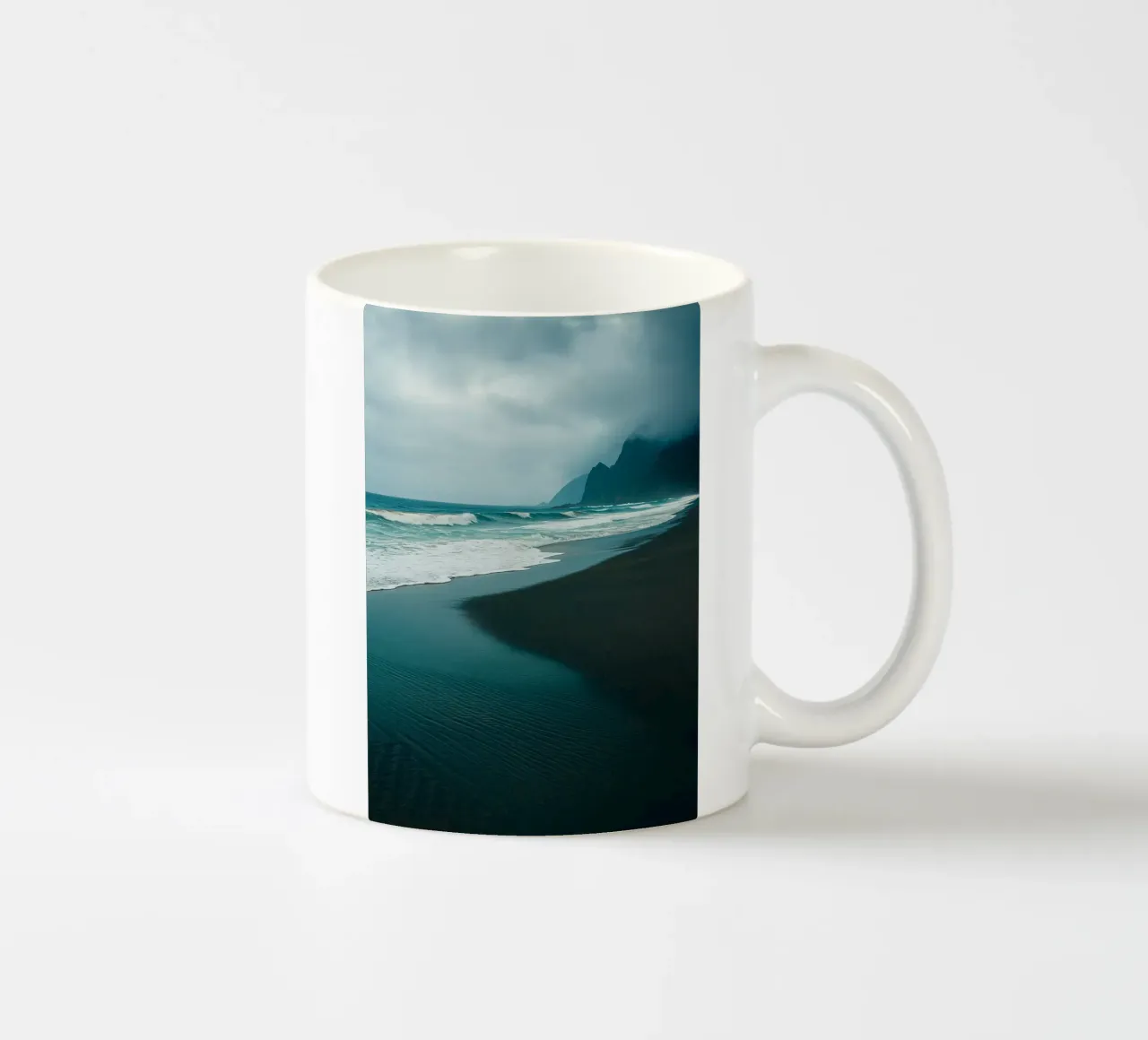 sabbia nera sulla spiaggia panorama della natura tazza in ceramica da chinerei