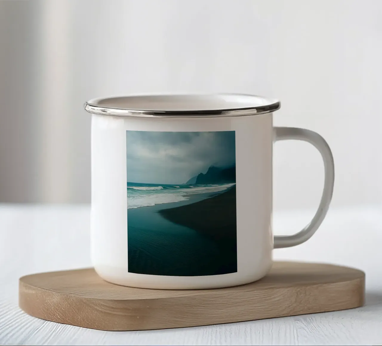sabbia nera sulla spiaggia panorama della natura tazza in smalto da chinerei