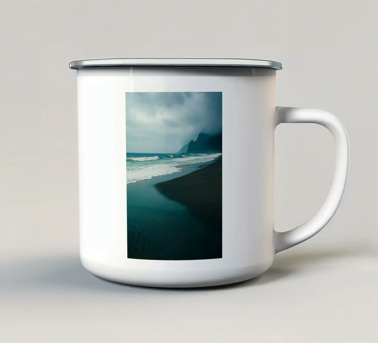 sabbia nera sulla spiaggia panorama della natura tazza in smalto da chinerei