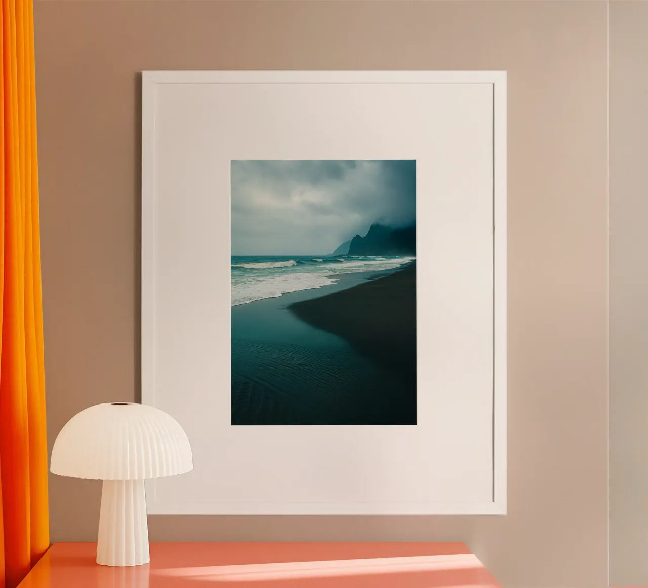 sabbia nera sulla spiaggia panorama della natura poster con telaio in plastica da chinerei