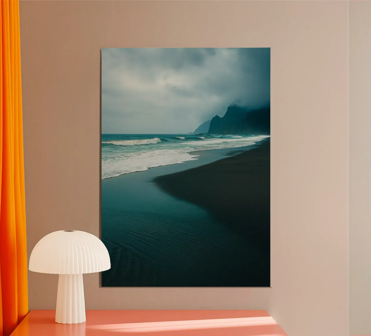 sabbia nera sulla spiaggia panorama della natura poster con telaio in plastica da chinerei