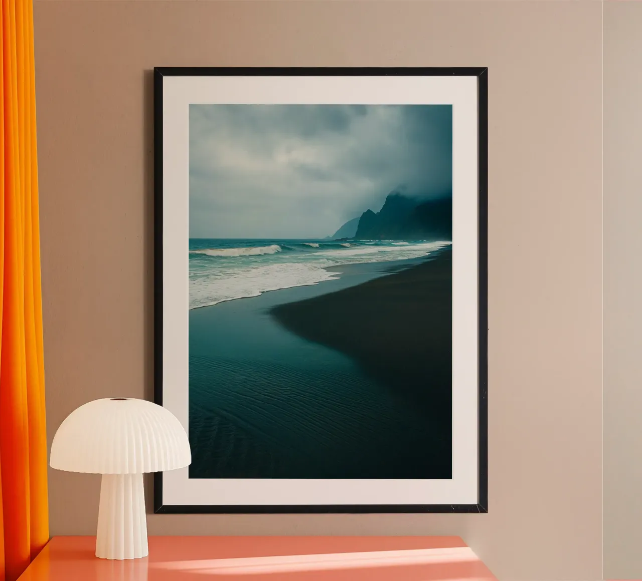 sabbia nera sulla spiaggia panorama della natura poster con telaio in plastica da chinerei