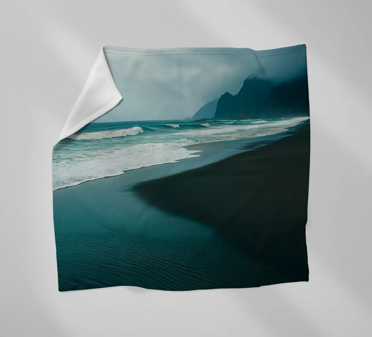 sabbia nera sulla spiaggia panorama della natura coperta in pile da chinerei
