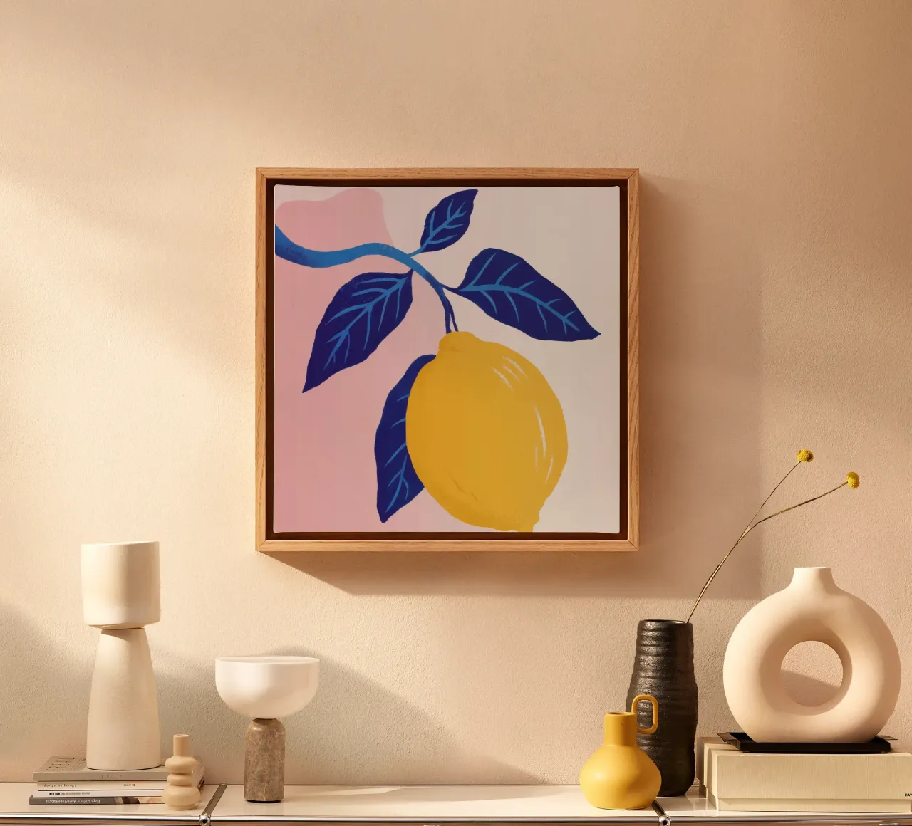 Einsame leuchtende Zitrone Leinwand mit Schattenfugenrahmen von Enter Bloom