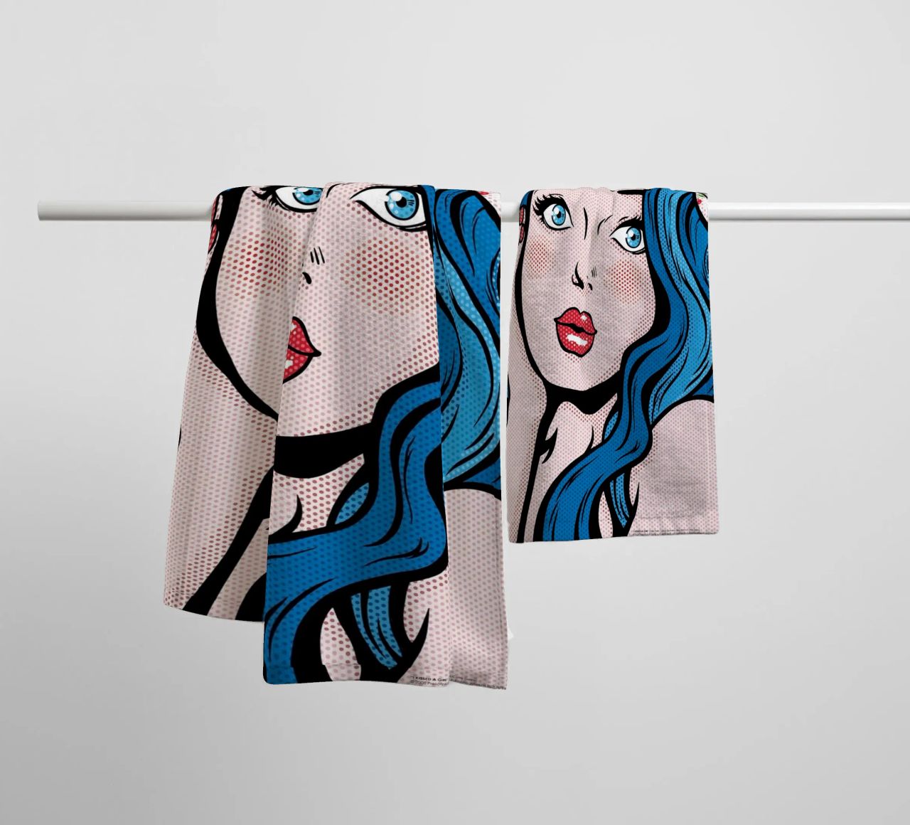 I Kissed a Girl - Draw Me A Song Project serviette de bain de Nour Tohme