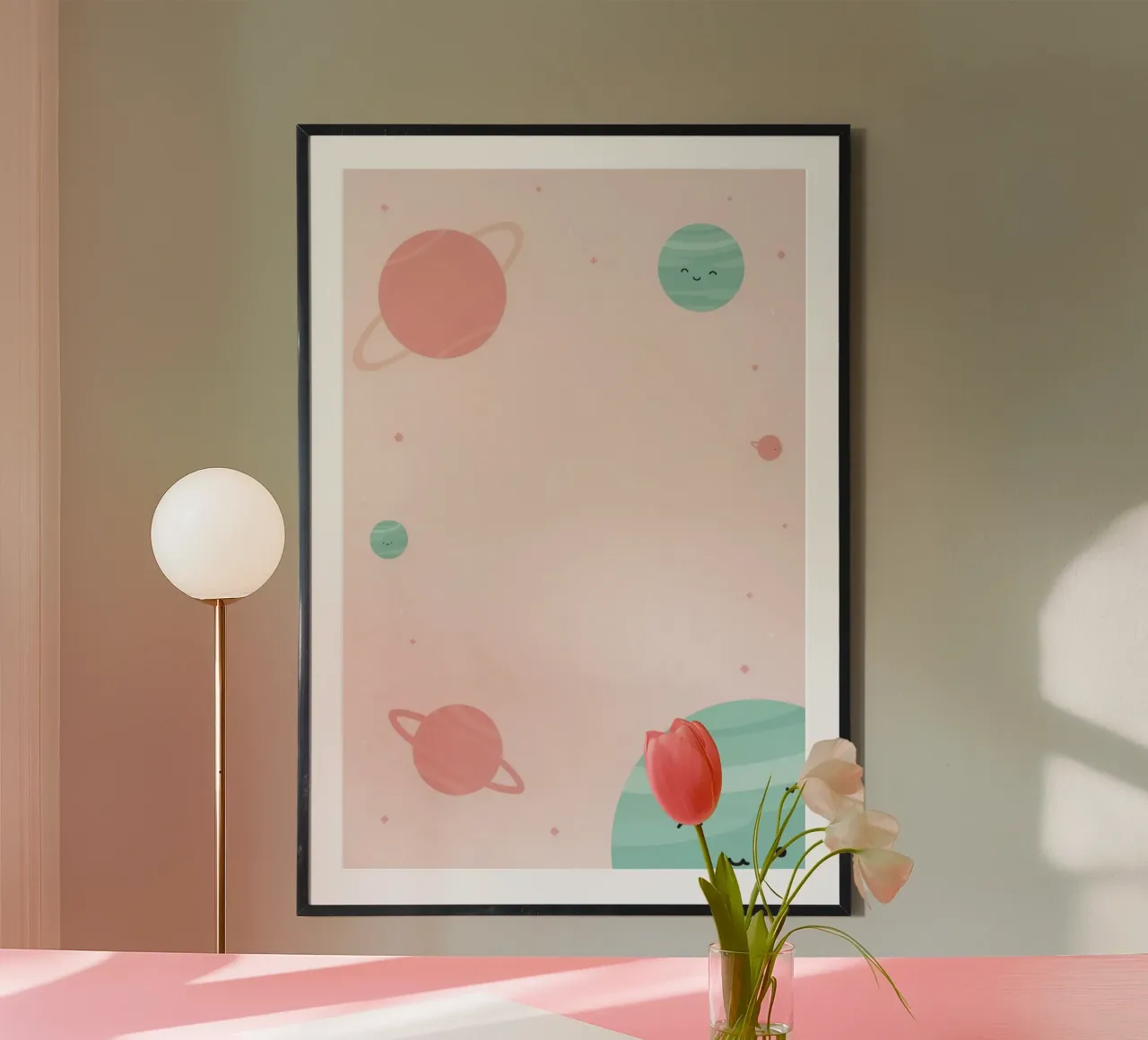 Simpáticos planetas y estrellas de dibujos animados sobre fondo rosa claro poster de DesignDoodle