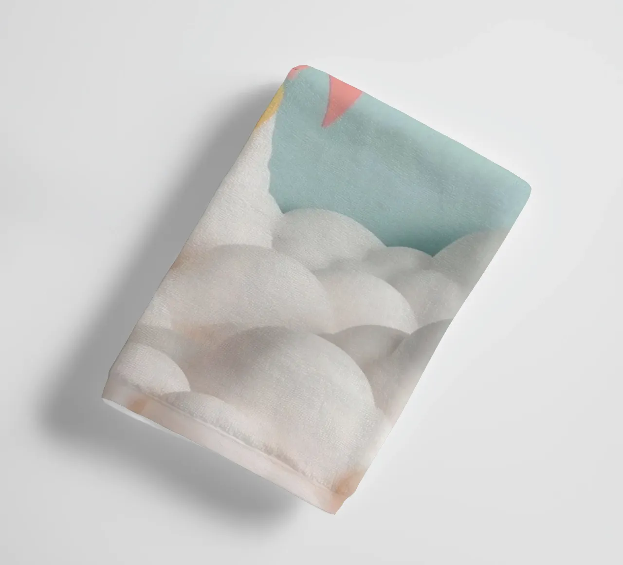 Lancio di un razzo attraverso le nuvole bianche asciugamano da bagno da DesignDoodle