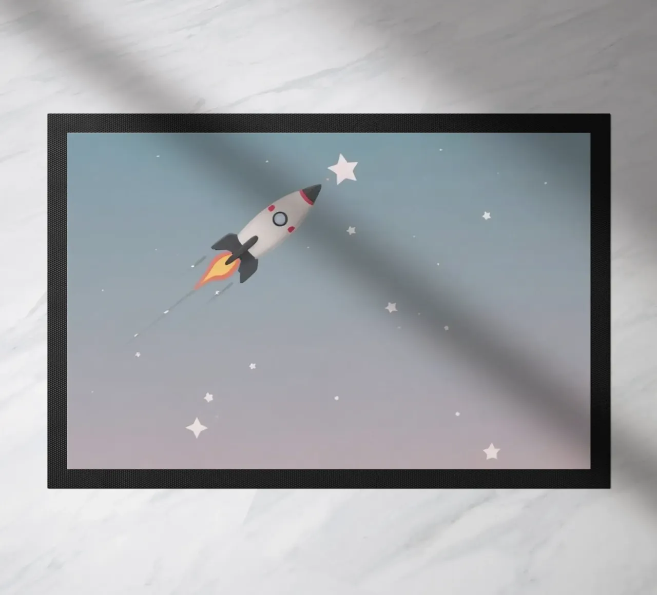 Nave razzo a cartoni animati in cerca di stelle in un cielo stellato a gradiente zerbino da DesignDoodle