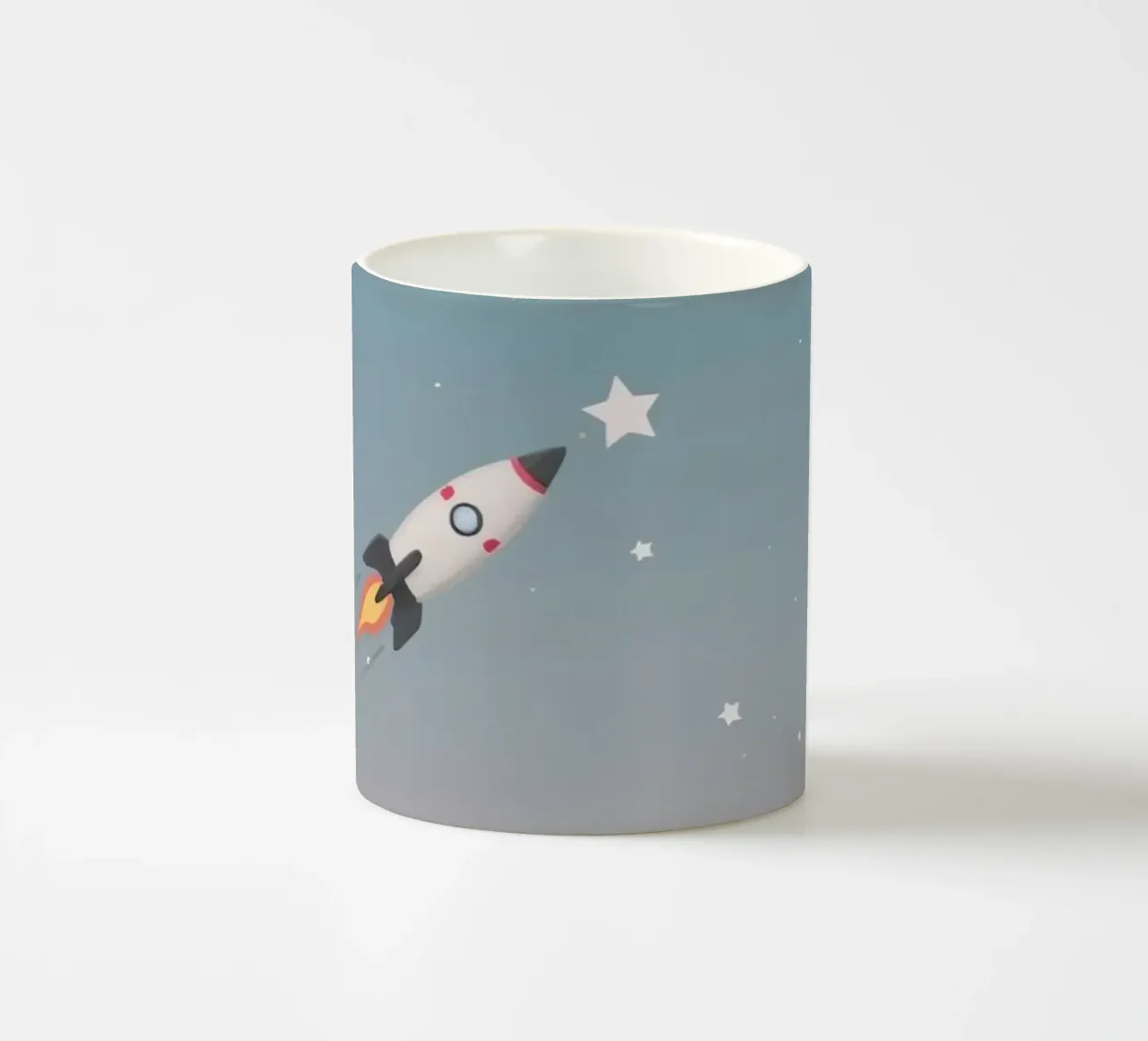 Nave razzo a cartoni animati in cerca di stelle in un cielo stellato a gradiente tazza in ceramica da DesignDoodle