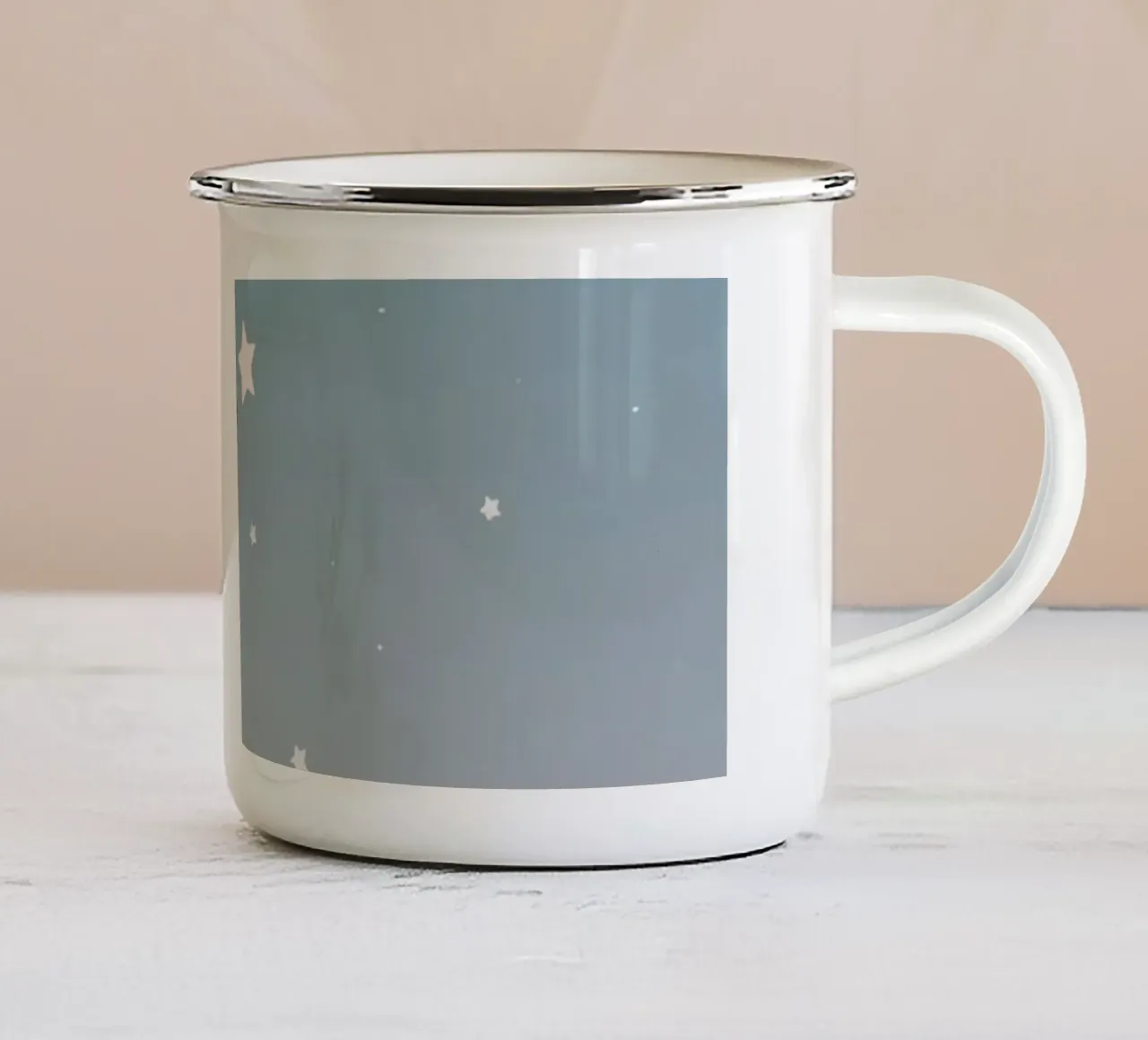 Nave razzo a cartoni animati in cerca di stelle in un cielo stellato a gradiente tazza in smalto da DesignDoodle
