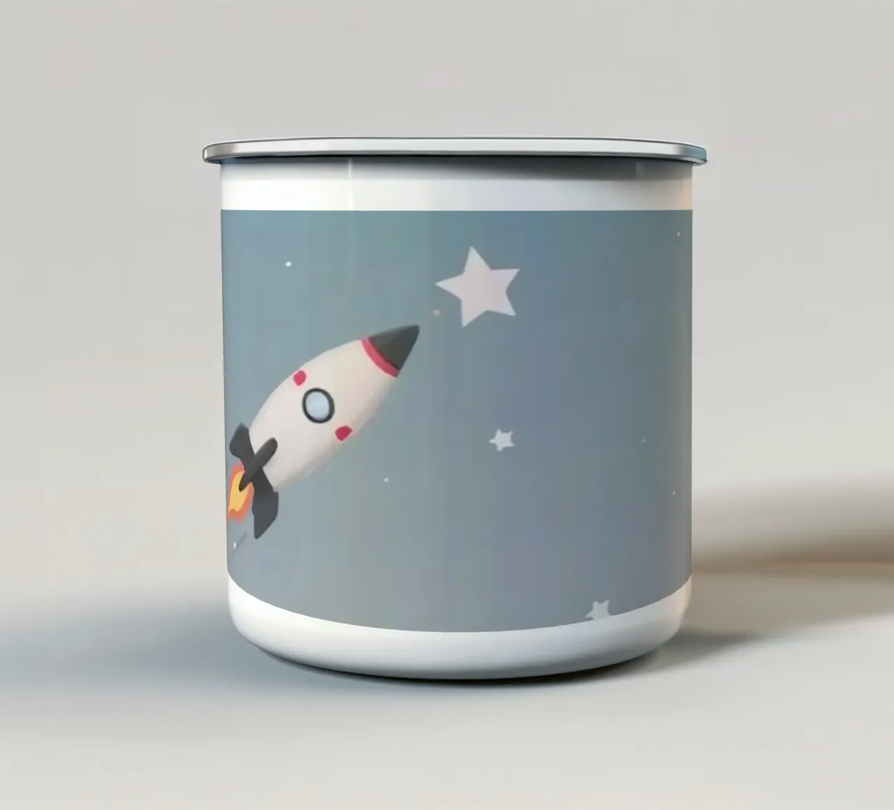 Nave razzo a cartoni animati in cerca di stelle in un cielo stellato a gradiente tazza in smalto da DesignDoodle