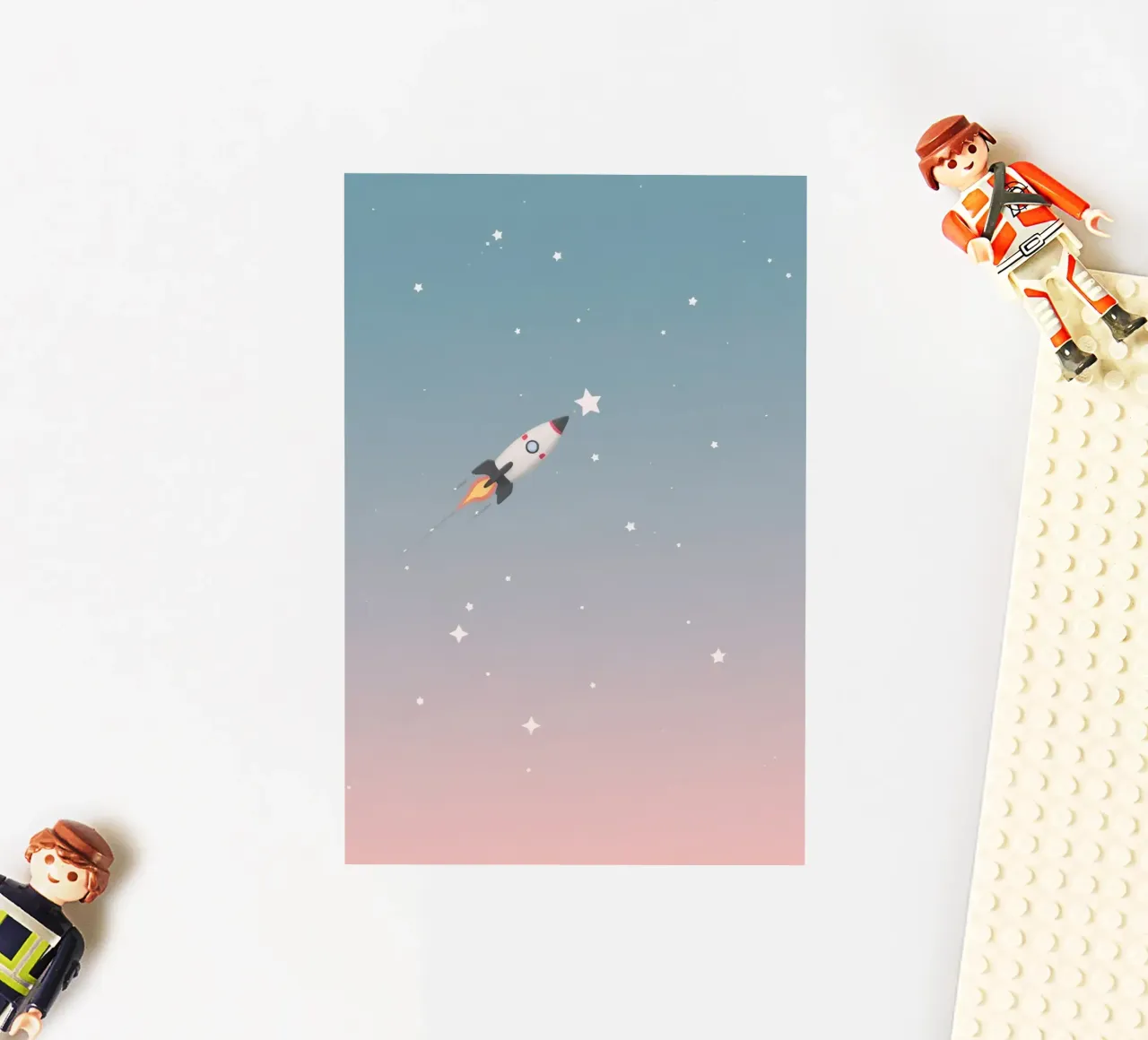 Cartoon Rocket Ship Reaching for Star in Starry Gradient Sky (Fusée de cartoon atteignant une étoile dans un ciel étoilé en dégradé) autocollant de DesignDoodle