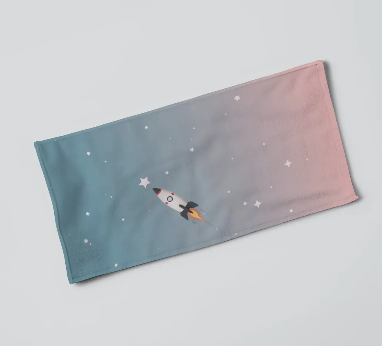 Cartoon Rocket Ship Reaching for Star in Starry Gradient Sky (Fusée de cartoon atteignant une étoile dans un ciel étoilé en dégradé) serviette de bain de DesignDoodle