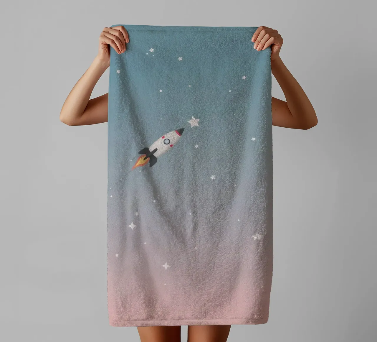 Cartoon Rocket Ship Reaching for Star in Starry Gradient Sky (Fusée de cartoon atteignant une étoile dans un ciel étoilé en dégradé) serviette de bain de DesignDoodle