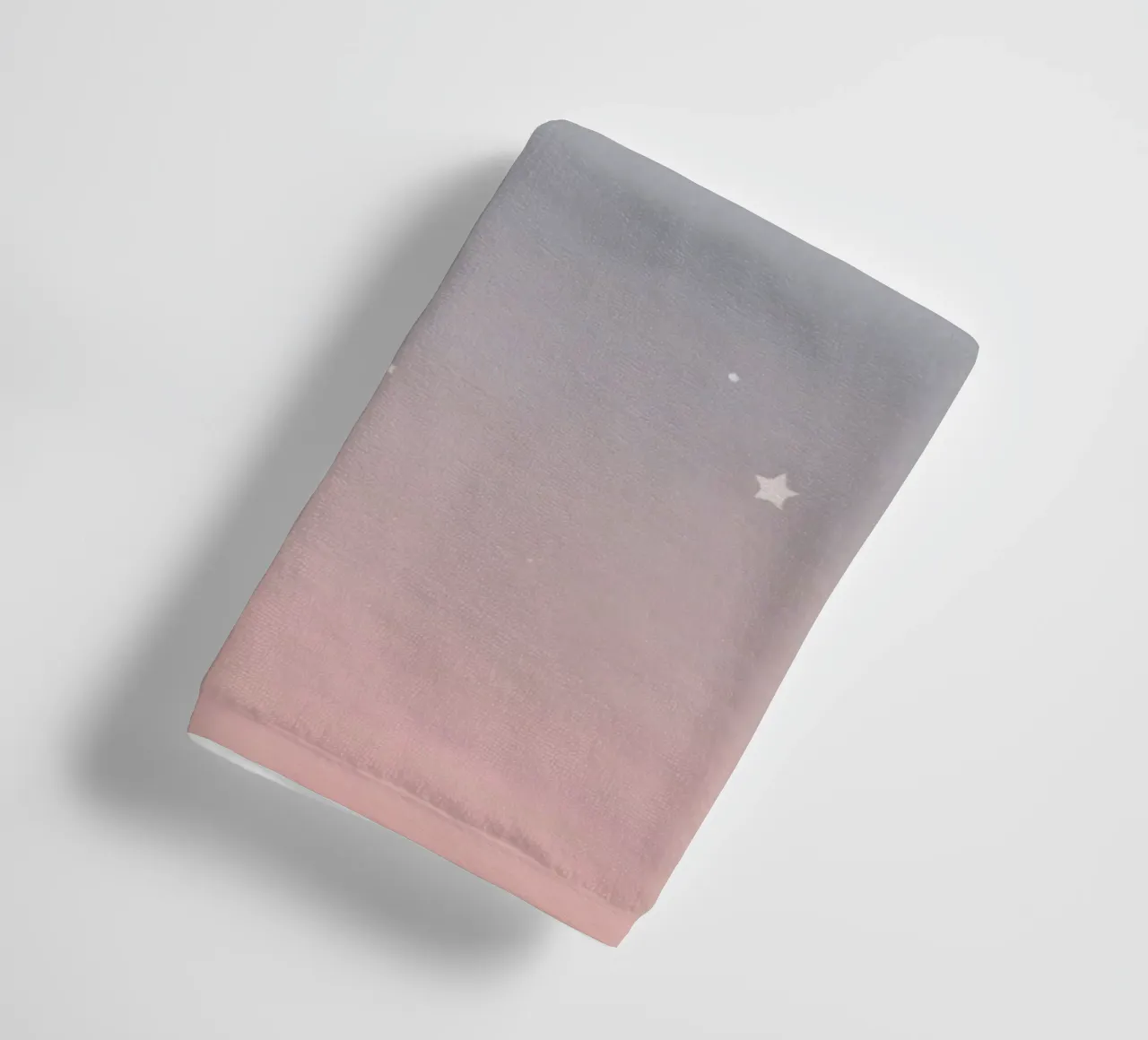 Cartoon Rocket Ship Reaching for Star in Starry Gradient Sky (Fusée de cartoon atteignant une étoile dans un ciel étoilé en dégradé) serviette de bain de DesignDoodle