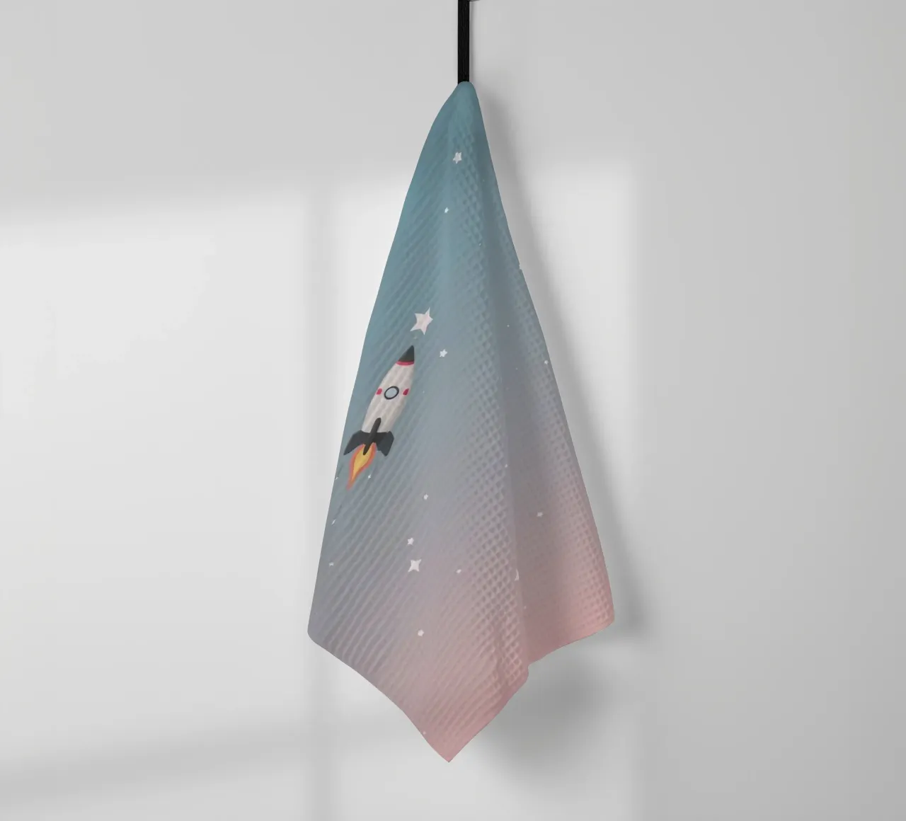 Cartoon Rocket Ship Reaching for Star in Starry Gradient Sky (Fusée de cartoon atteignant une étoile dans un ciel étoilé en dégradé) torchon de DesignDoodle