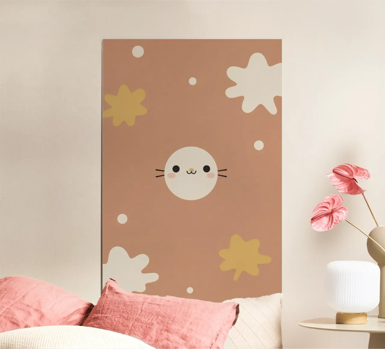 Carino il volto del gatto dei cartoni animati con forme astratte su sfondo abbronzato poster da DesignDoodle