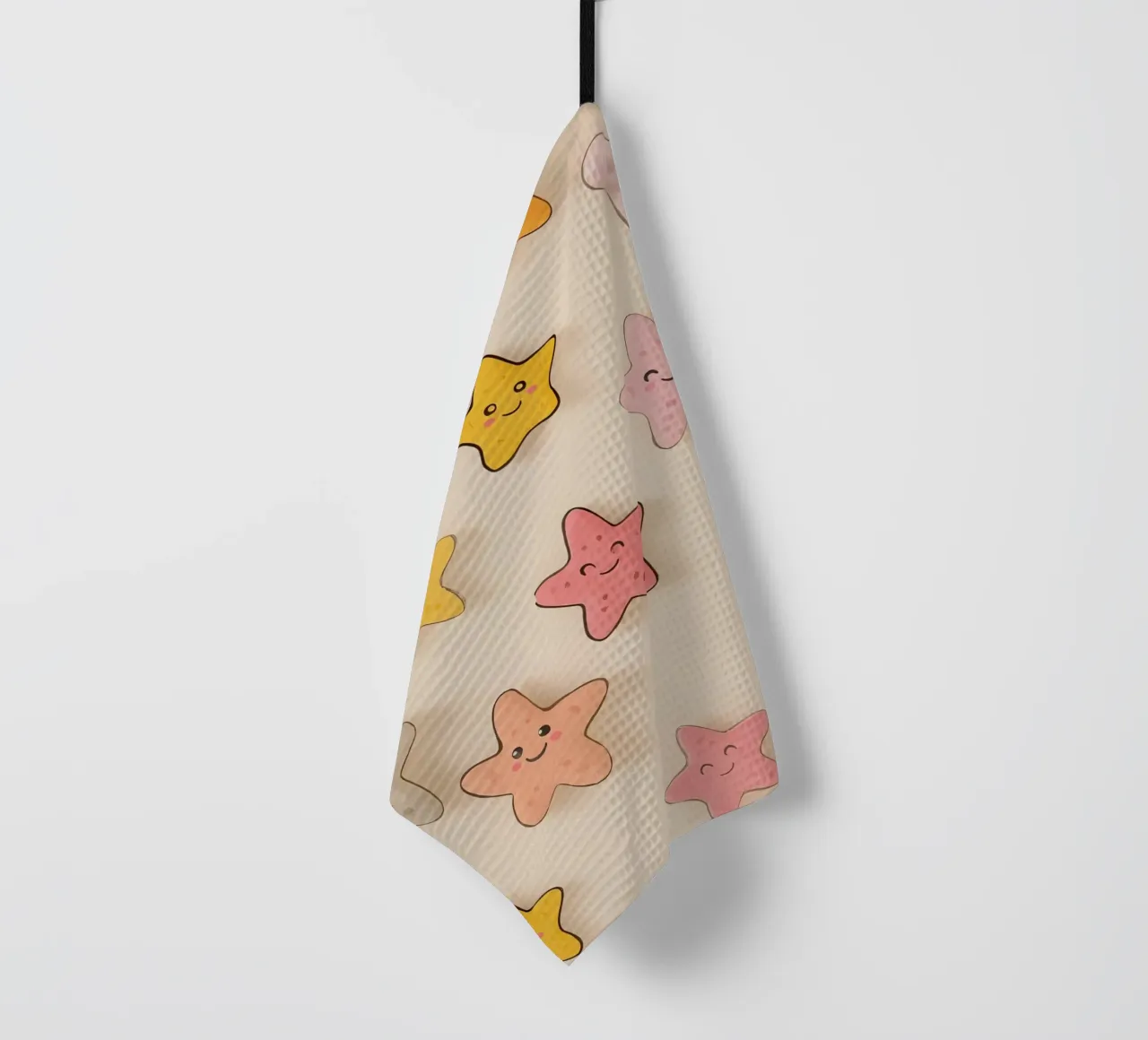 Etoile de mer mignonne avec visages sur fond beige torchon de DesignDoodle