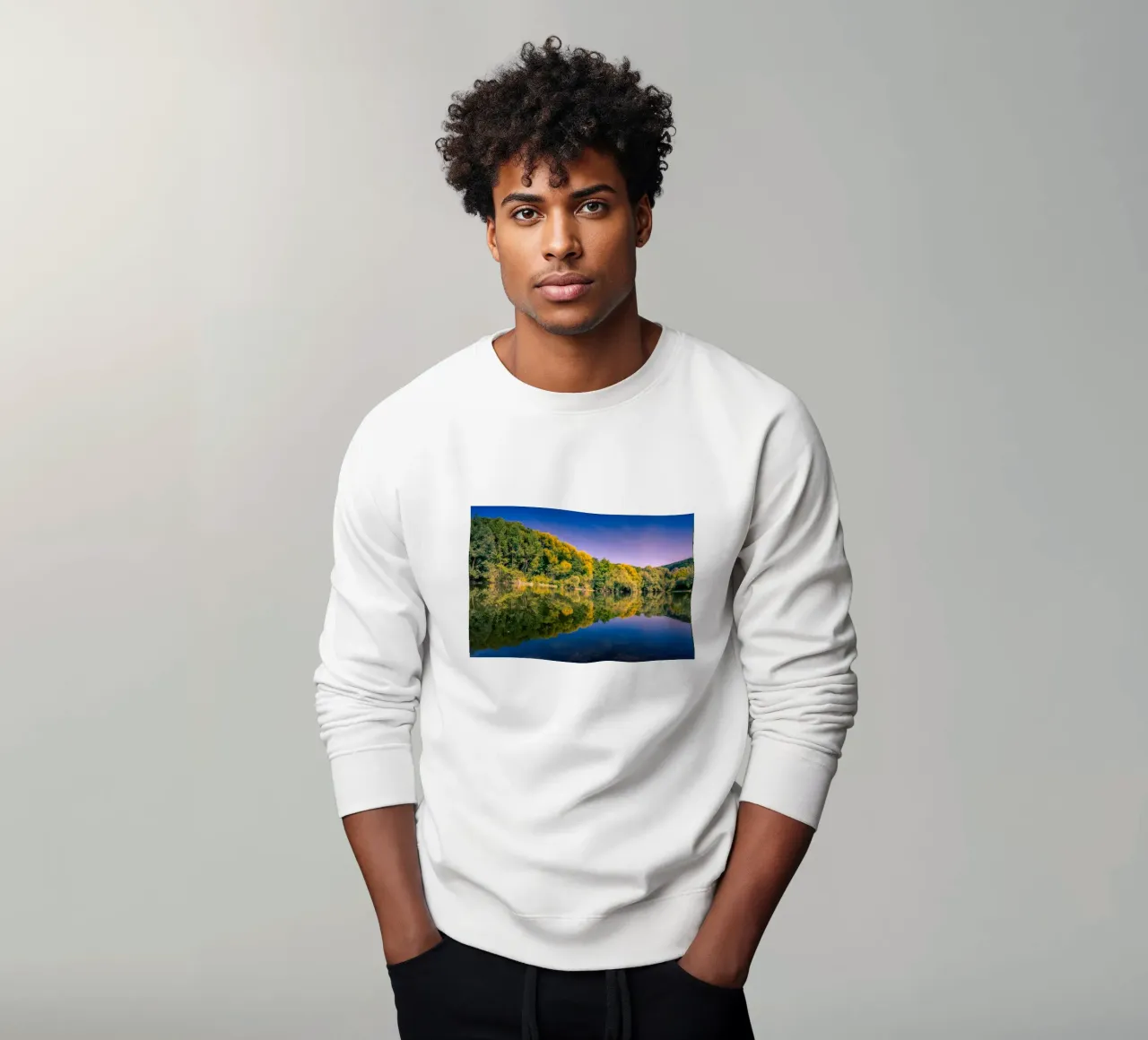 Riflesso di alberi in un piccolo stagno felpa da Marcus Beckert | Fotografie