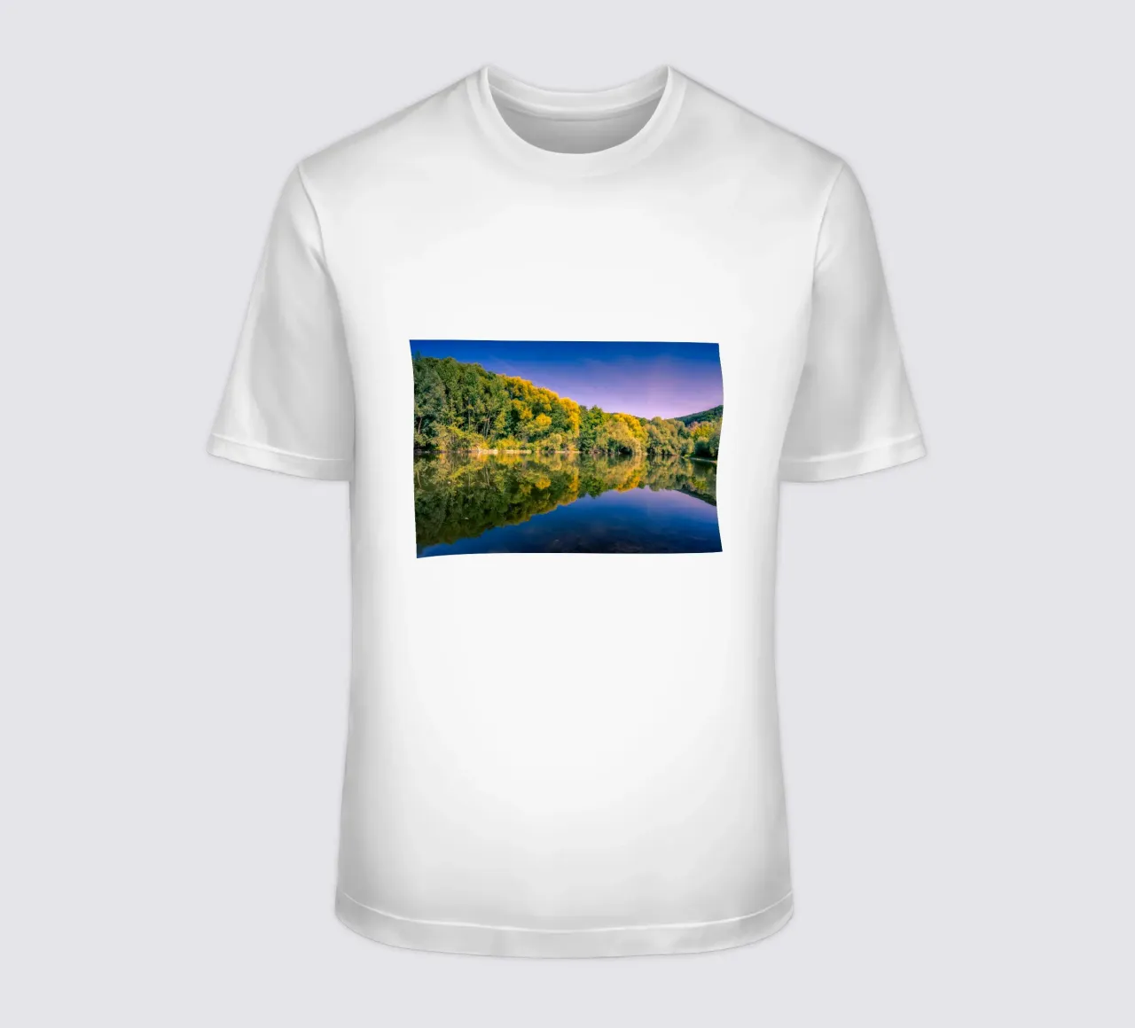 Riflesso di alberi in un piccolo stagno t-shirt da Marcus Beckert | Fotografie