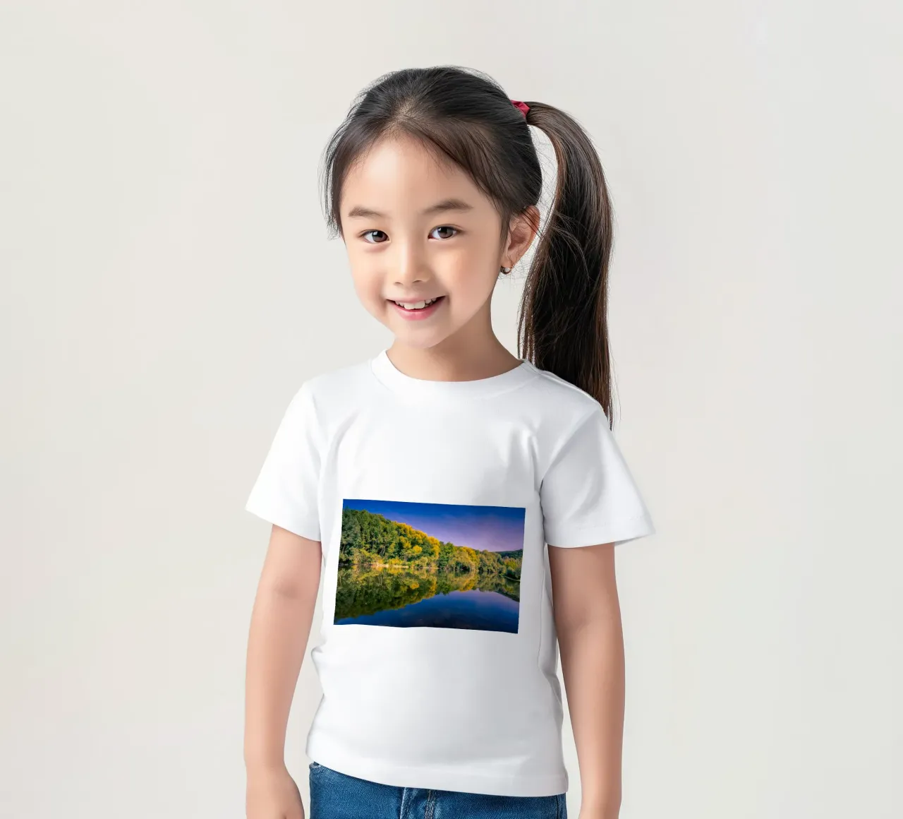 Riflesso di alberi in un piccolo stagno t-shirt bambini da Marcus Beckert | Fotografie