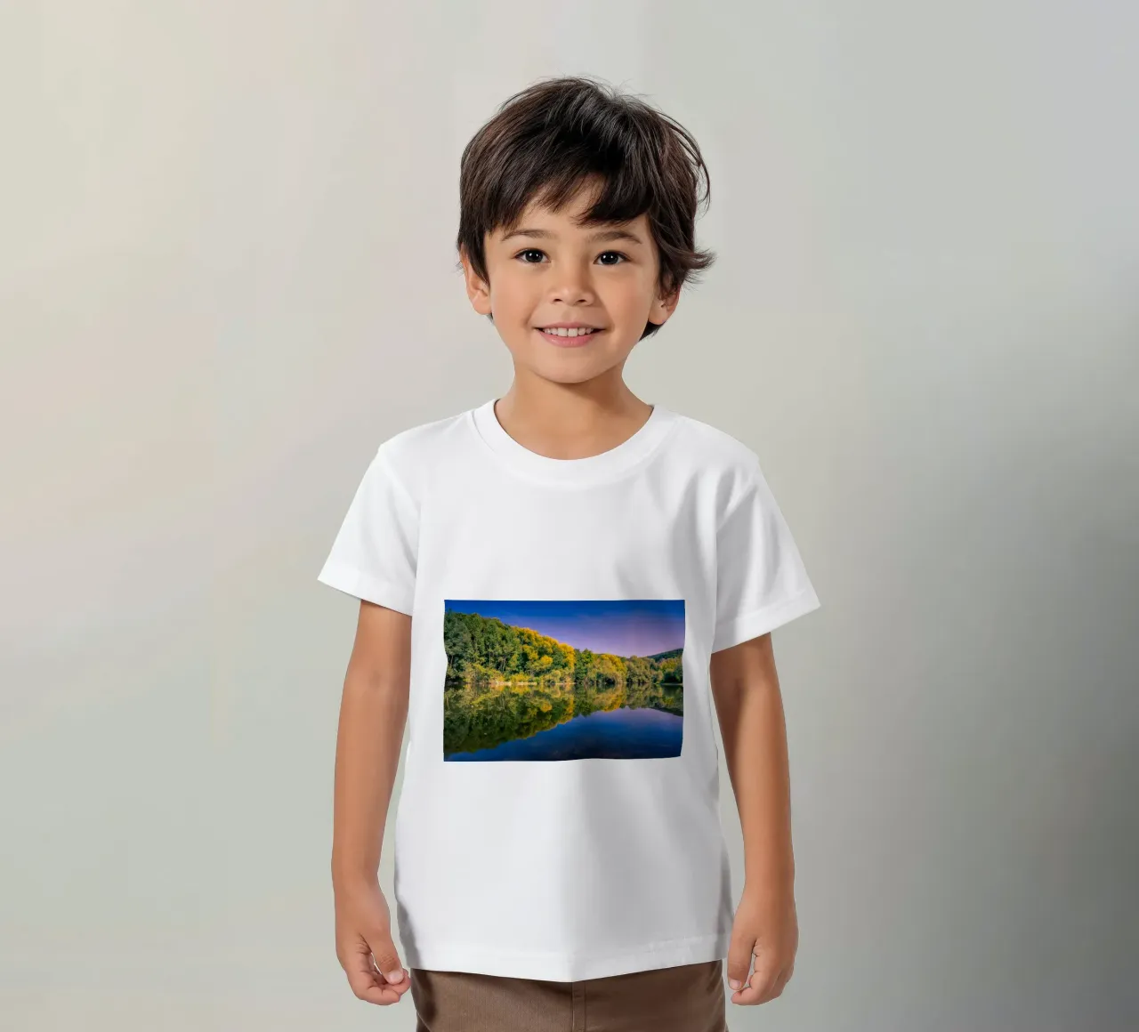 Riflesso di alberi in un piccolo stagno t-shirt bambini da Marcus Beckert | Fotografie