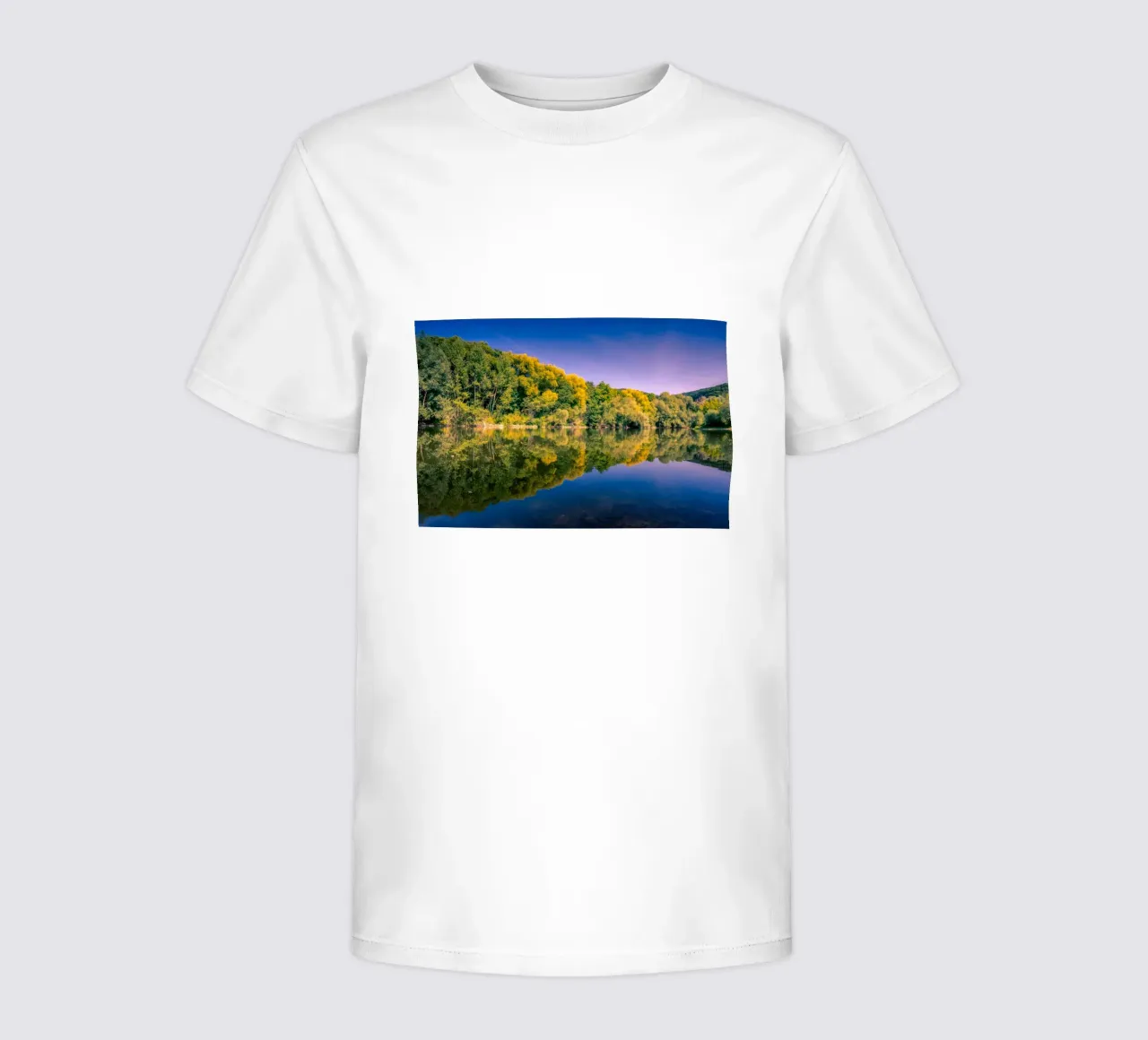 Riflesso di alberi in un piccolo stagno t-shirt bambini da Marcus Beckert | Fotografie