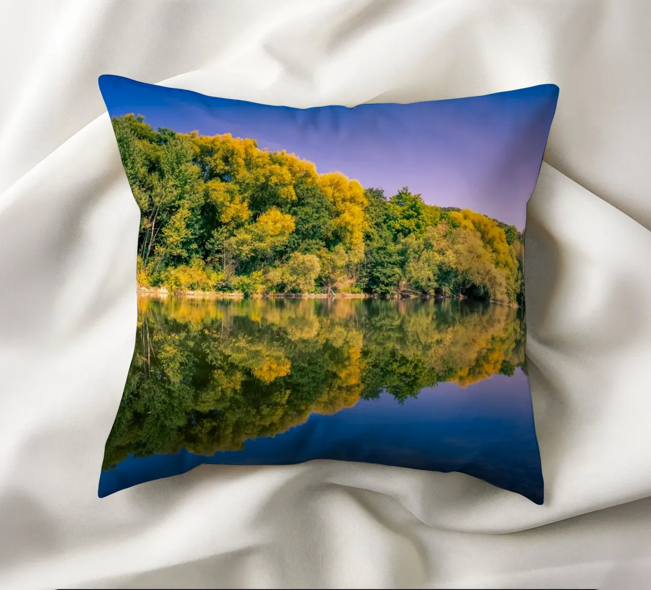 Riflesso di alberi in un piccolo stagno cuscino da Marcus Beckert | Fotografie