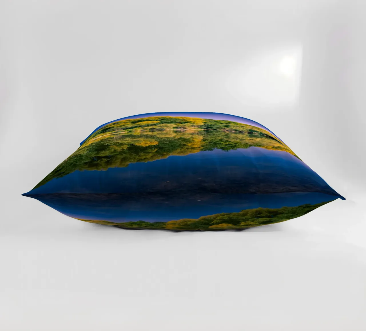 Riflesso di alberi in un piccolo stagno cuscino da Marcus Beckert | Fotografie