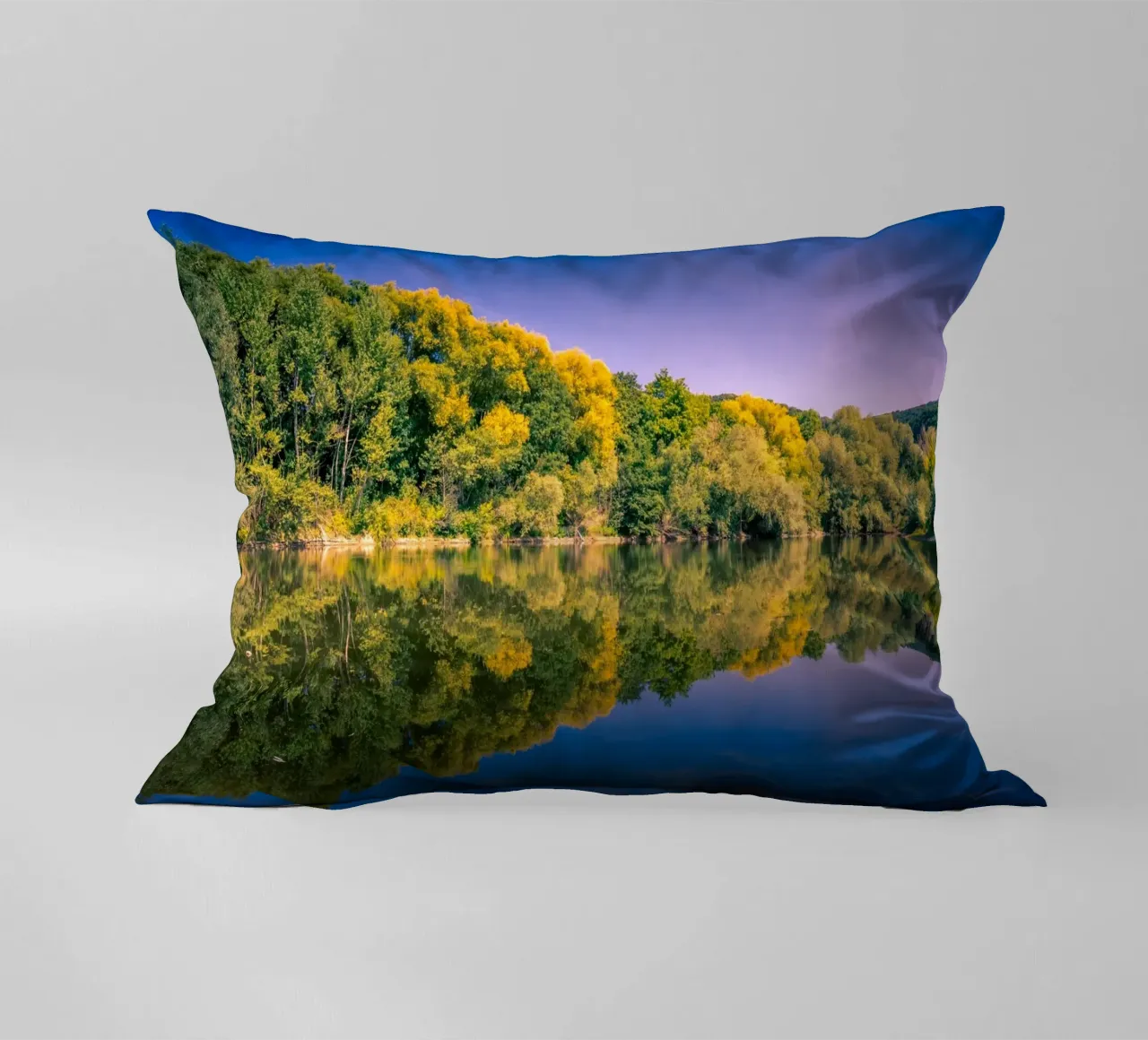 Riflesso di alberi in un piccolo stagno cuscino da Marcus Beckert | Fotografie