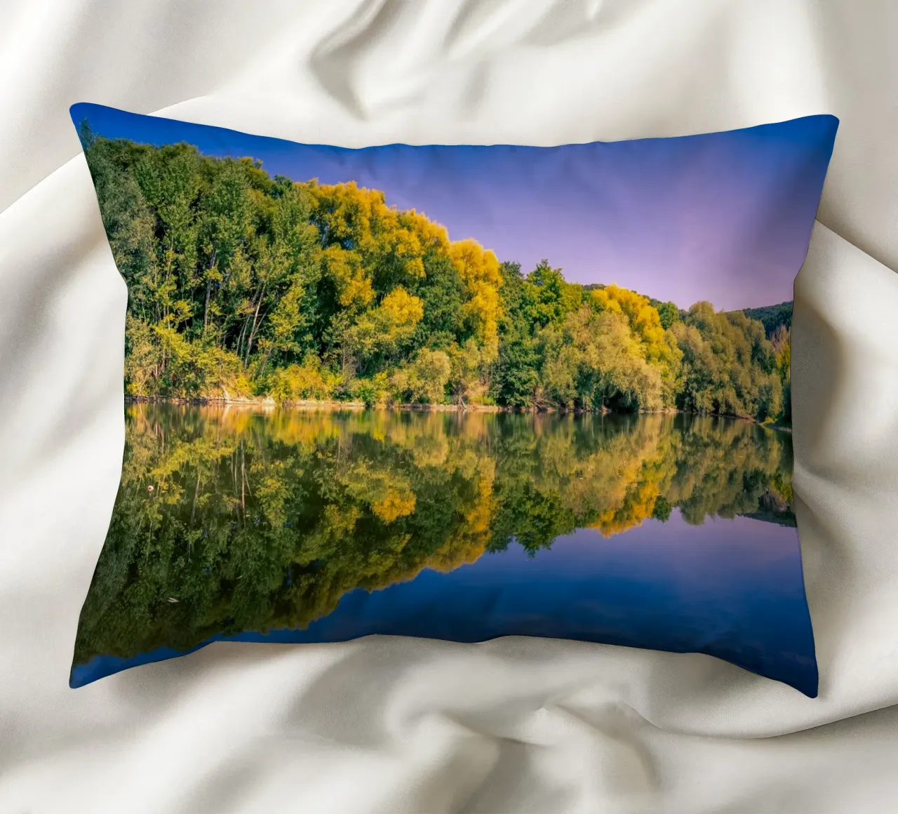 Riflesso di alberi in un piccolo stagno cuscino da Marcus Beckert | Fotografie