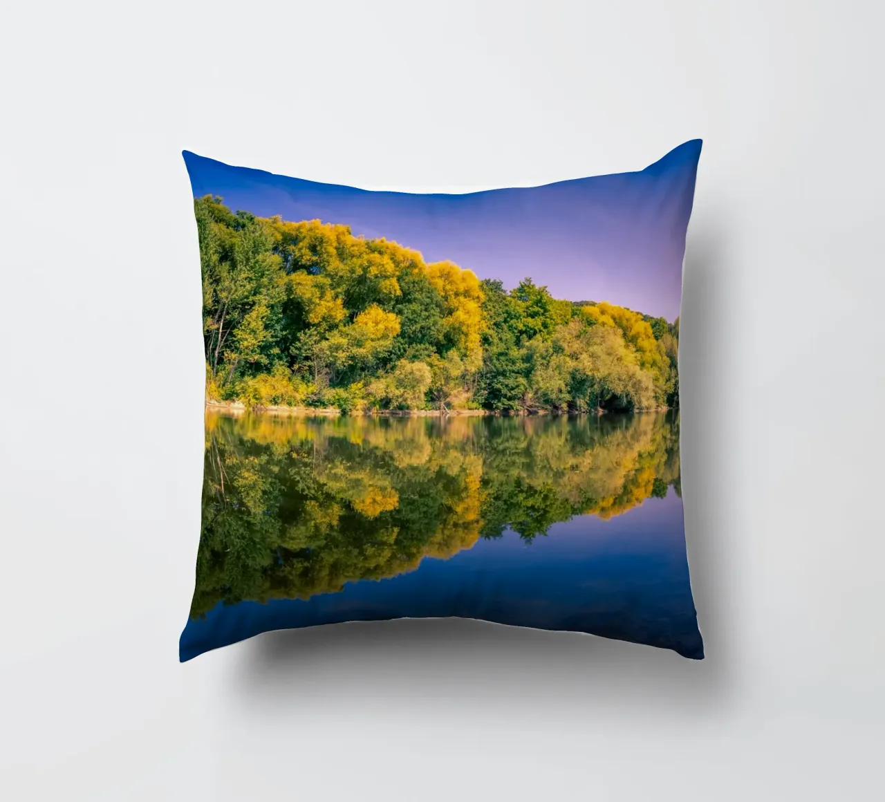 Riflesso di alberi in un piccolo stagno cuscino da Marcus Beckert | Fotografie