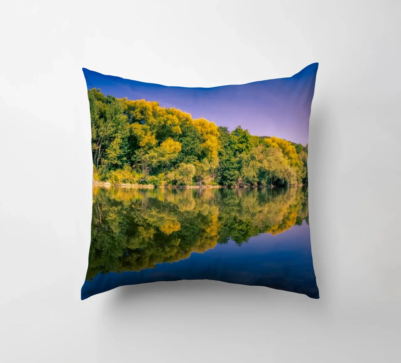 Riflesso di alberi in un piccolo stagno cuscino da Marcus Beckert | Fotografie