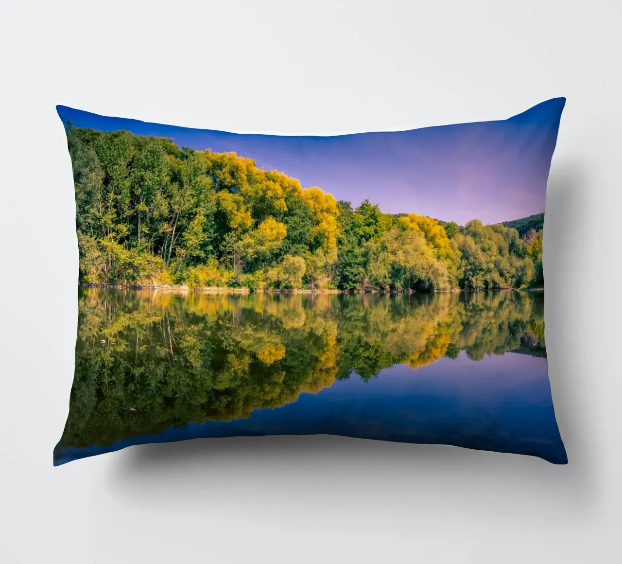 Riflesso di alberi in un piccolo stagno cuscino da Marcus Beckert | Fotografie