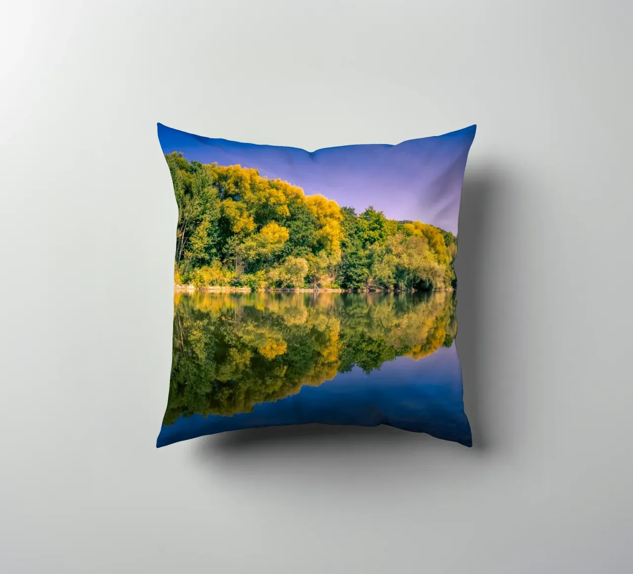 Riflesso di alberi in un piccolo stagno cuscino da Marcus Beckert | Fotografie