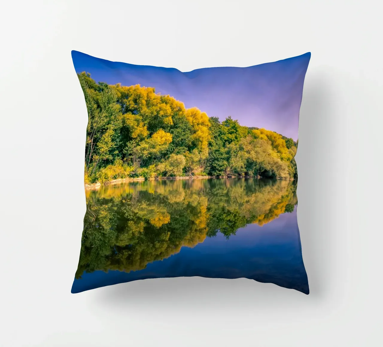 Riflesso di alberi in un piccolo stagno cuscino da Marcus Beckert | Fotografie