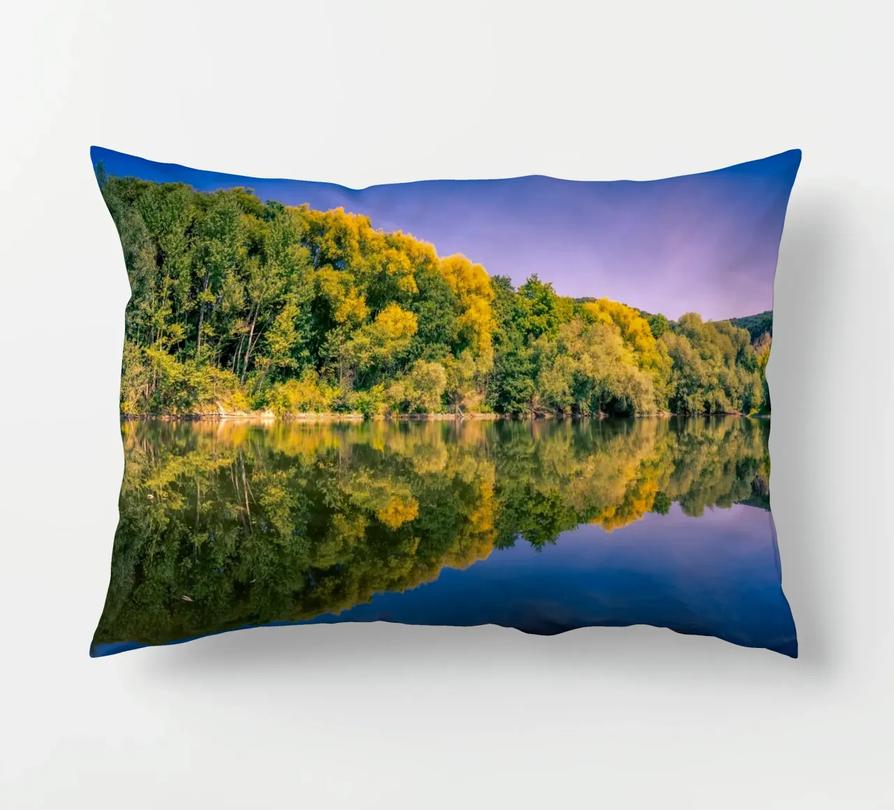 Riflesso di alberi in un piccolo stagno cuscino da Marcus Beckert | Fotografie