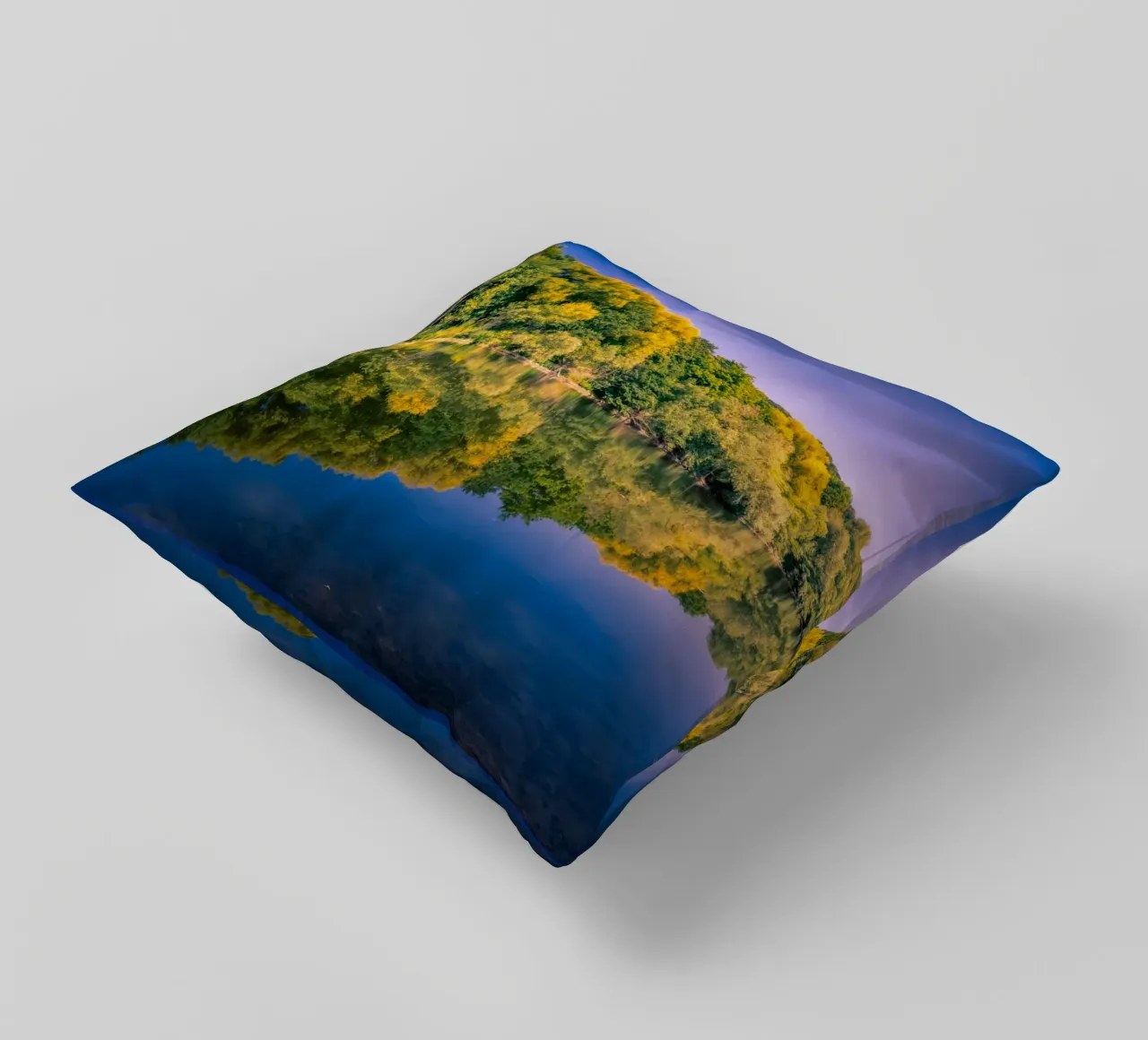 Riflesso di alberi in un piccolo stagno cuscino da Marcus Beckert | Fotografie