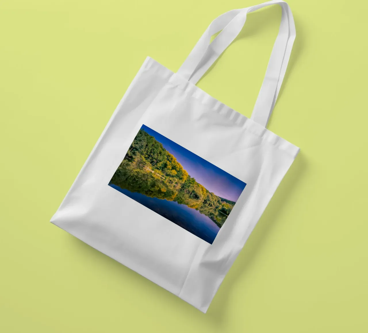 Riflesso di alberi in un piccolo stagno borsa in juta da Marcus Beckert | Fotografie