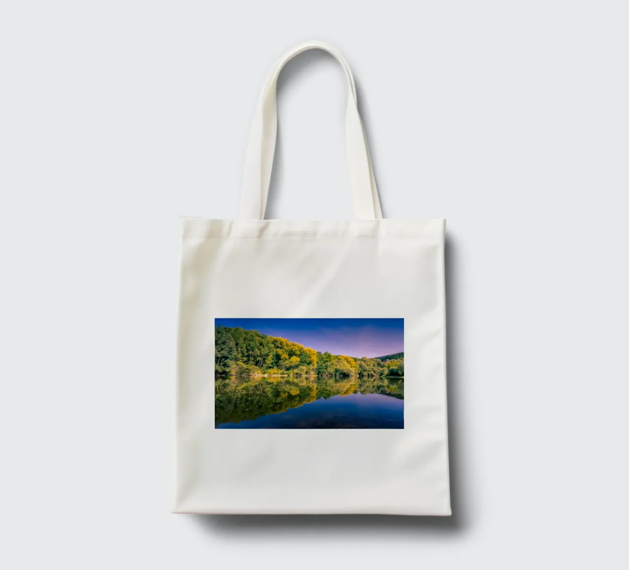 Riflesso di alberi in un piccolo stagno borsa in juta da Marcus Beckert | Fotografie