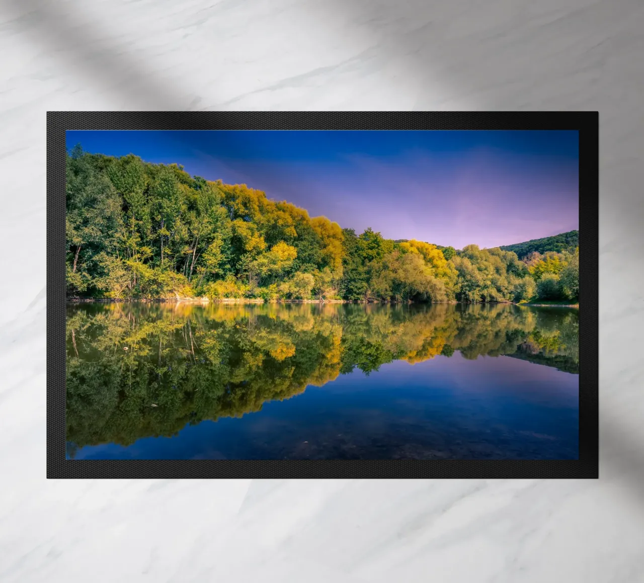 Riflesso di alberi in un piccolo stagno zerbino da Marcus Beckert | Fotografie