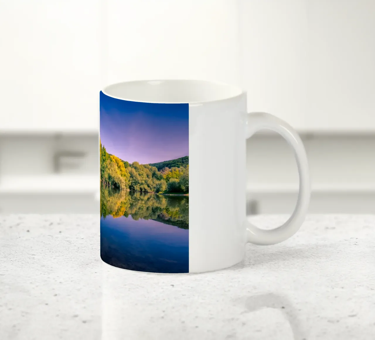 Riflesso di alberi in un piccolo stagno tazza in ceramica da Marcus Beckert | Fotografie