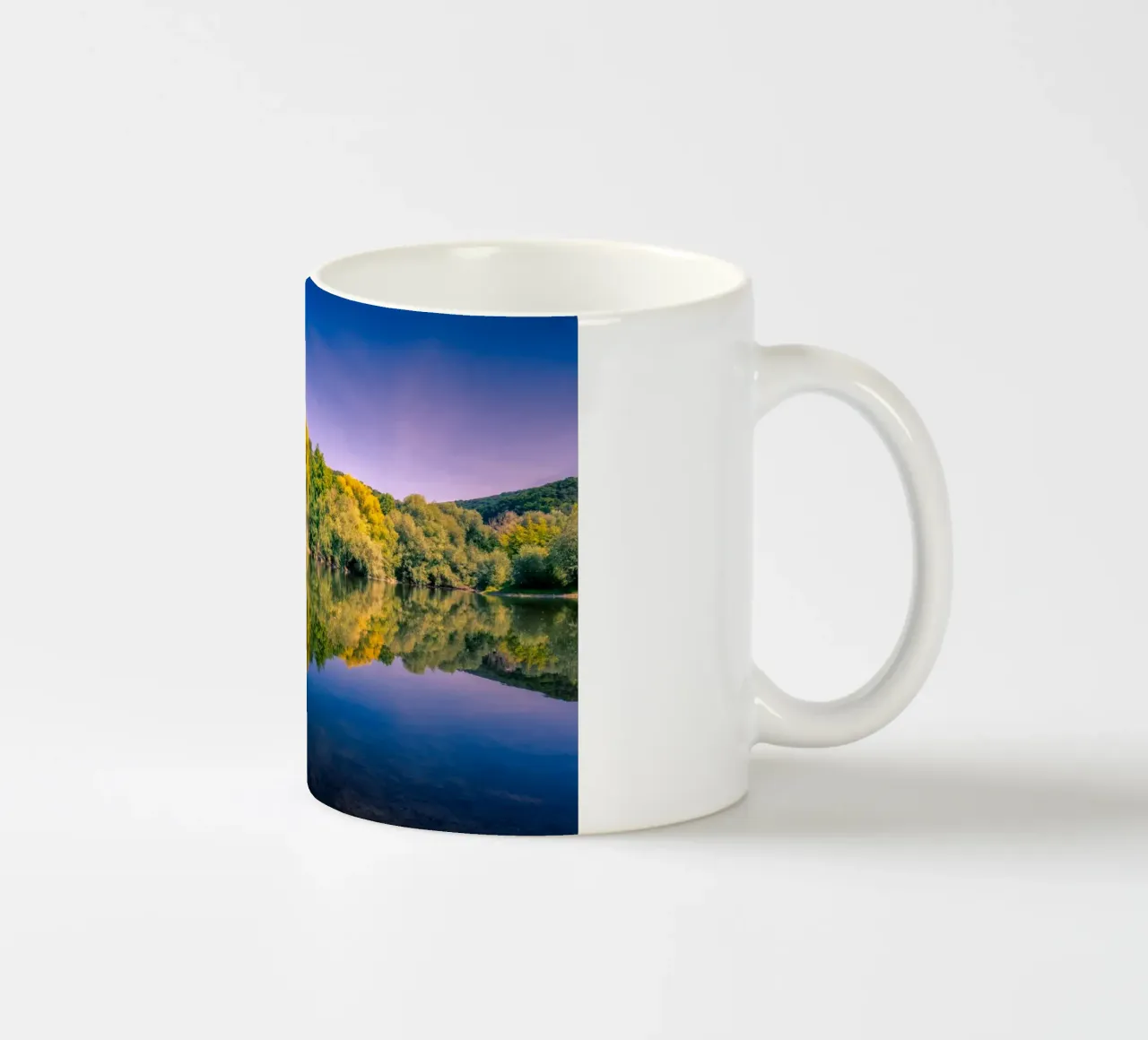 Riflesso di alberi in un piccolo stagno tazza in ceramica da Marcus Beckert | Fotografie