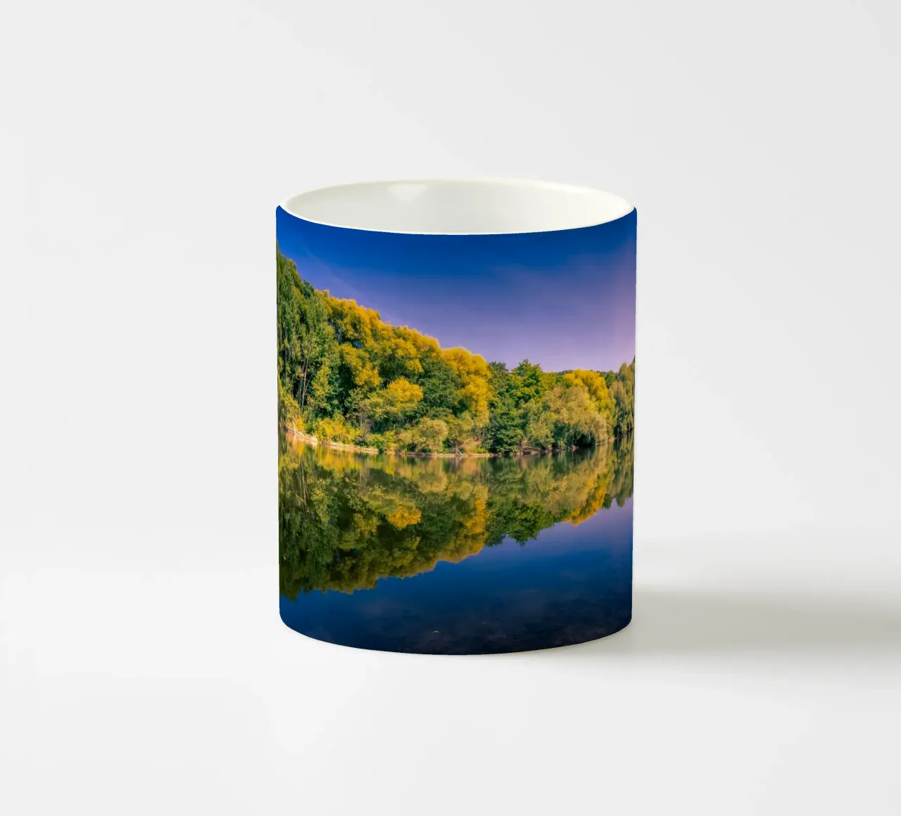 Riflesso di alberi in un piccolo stagno tazza in ceramica da Marcus Beckert | Fotografie